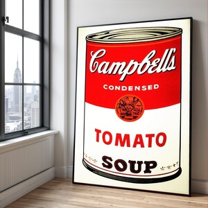 Könnte beinhalten: Ein gerahmter Druck einer Campbell's Condensed Tomatensuppendose. Das Kunstwerk zeigt eine große rote Dose mit weißem Text und einem goldfarbenen Deckel. Die Worte "Campbell's Condensed Tomato Soup" sind deutlich zu sehen.