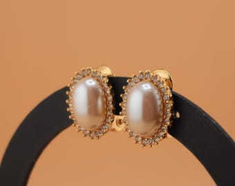 Pendientes vintage Monet de perlas sintéticas y diamantes de imitación con clip - Pendientes ovalados con halo en tono dorado - Estilo nupcial clásico - Joyería elegante de diseñador firmada
