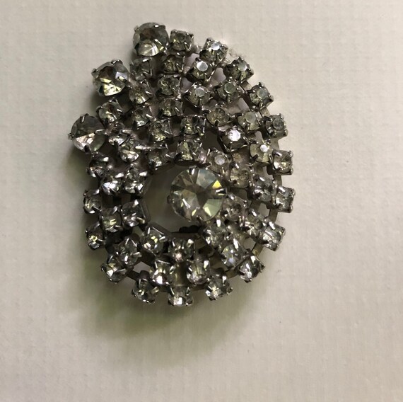 1950s nautilus/whorl shape rhinestone brooch Gem