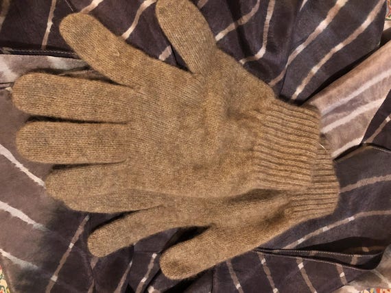 Peruvian wool glove with wave pattern - image 3