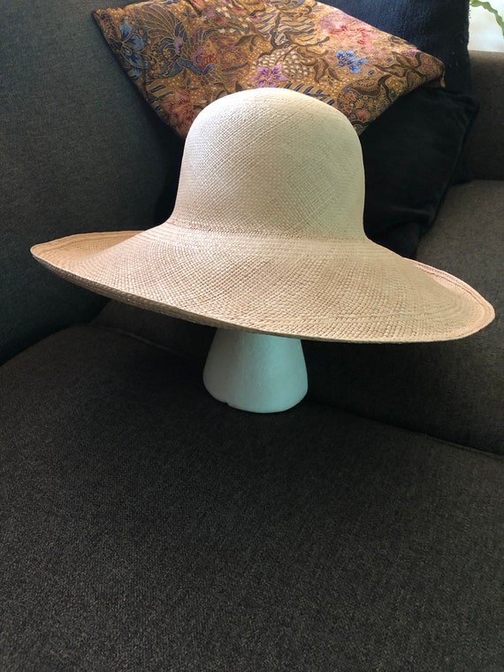 Simple Ecuadorean Panama hat - image 1