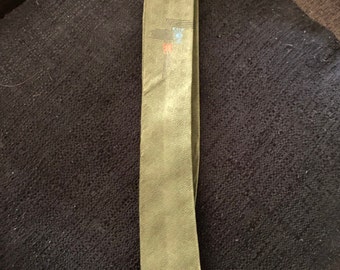 Late 1950s/early 1960s narrow olive green tie with subtle pattern