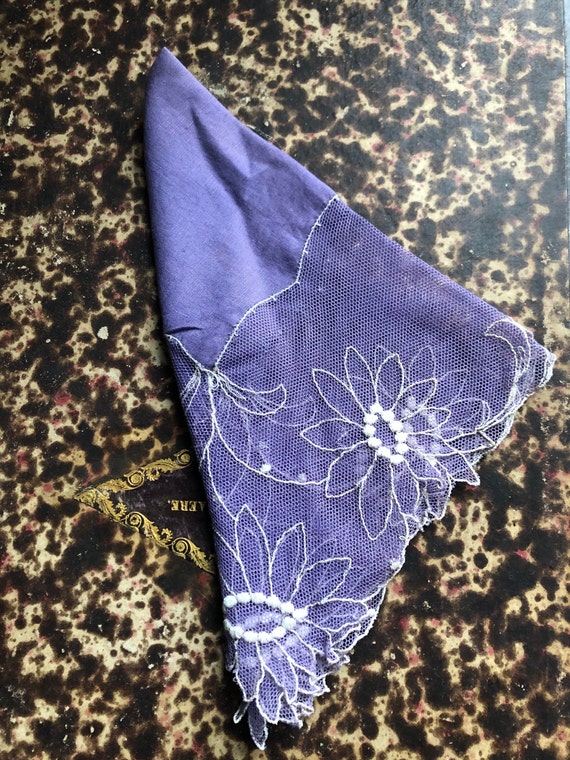 1930s lavender cotton hankie with embroidered tul… - image 1