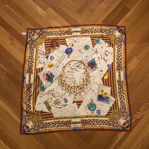 Must de Cartier jewelry and letters silk scarf