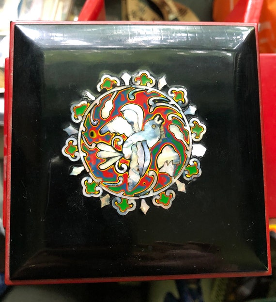 Japanese lacquer box with inlaid bird design - image 1