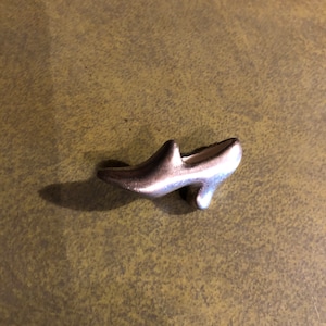 Small enameled shoe pin