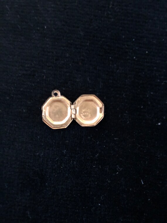 1940s tiny octagonal gold filled locket - image 3