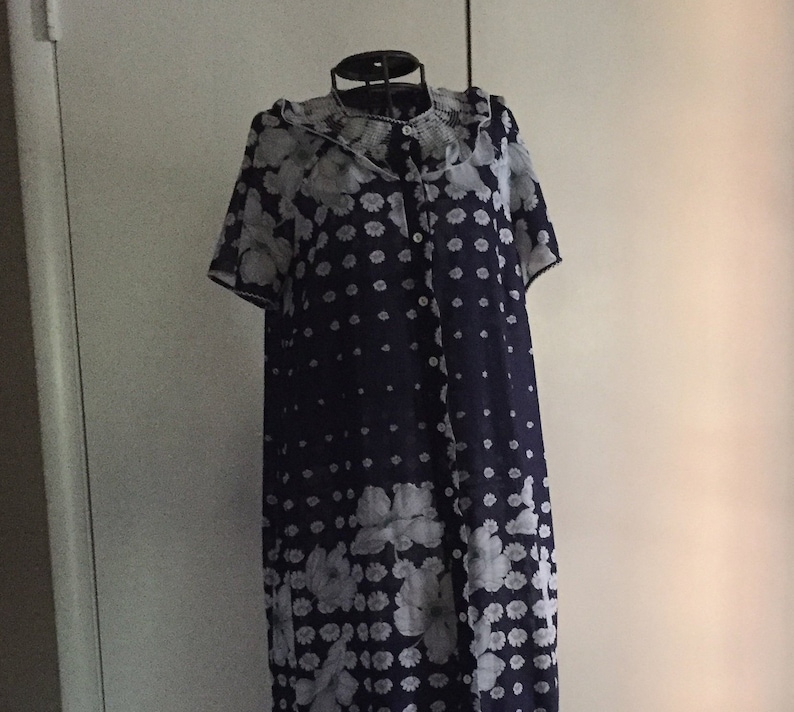 1960/'s mid summer white garden print light robe