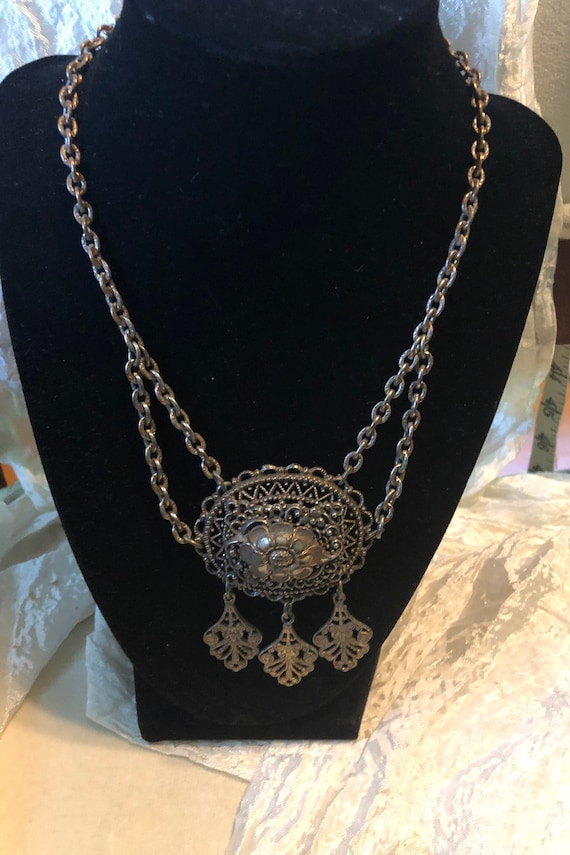 1940s draped chain oval medallion necklace