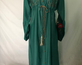 Long green robe with floral embroidery