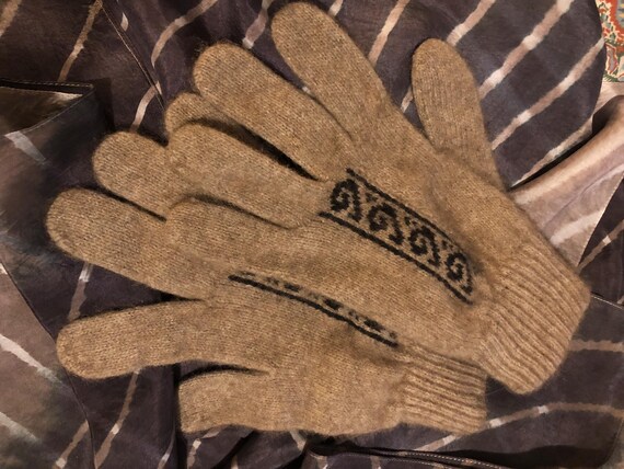 Peruvian wool glove with wave pattern - image 1