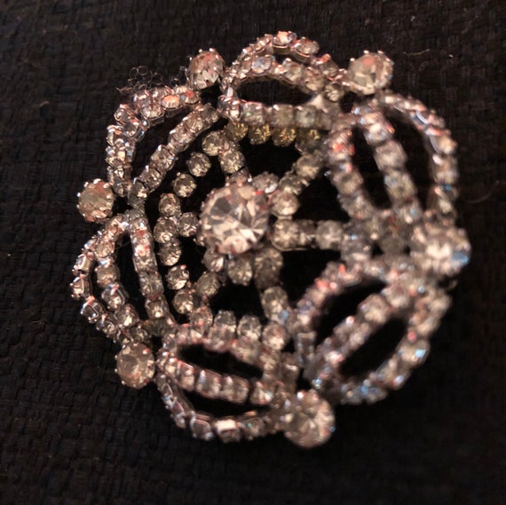 1950s large web rose rhinestone brooch - image 3