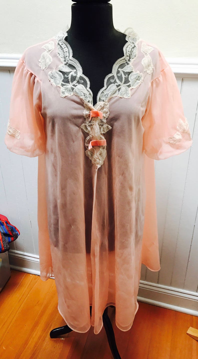 M Vintage 1960s Pink /& White RibbonSnap Front Kayser LingerieRobeCoverup Peignoir