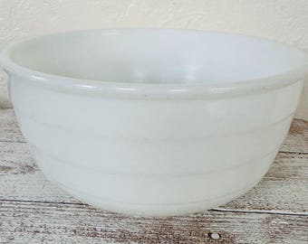 Ciotola grande a coste in vetro opalino General Electric, vintage anni '50, per mescolare e servire.