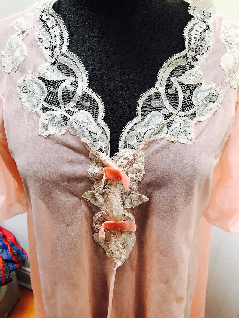 M Vintage 1960s Pink /& White RibbonSnap Front Kayser LingerieRobeCoverup Peignoir