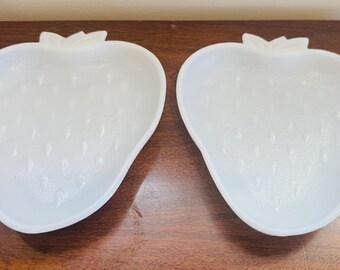 Juego de 2 platos de vidrio blanco opalino vintage de los años 60 para frutas, dulces y frutos secos - Forma de fresa, Anchor Hocking, Indiana Glass
