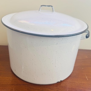 Olla grande de esmalte blanco y negro estilo vintage de los años 60 con tapa.