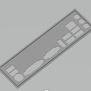 Puede incluir: Un panel trasero gris de placa base de ordenador con varias formas recortadas para puertos y conectores. El panel rectangular tiene un borde elevado y una serie de aberturas para componentes. El diseño es simple y funcional.
