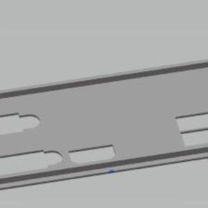 Puede incluir: Una placa trasera gris de placa base de ordenador con varias formas recortadas para puertos y conectores. La placa rectangular tiene un borde elevado y varias aberturas, incluyendo formas circulares y rectangulares, para el acceso a los componentes.