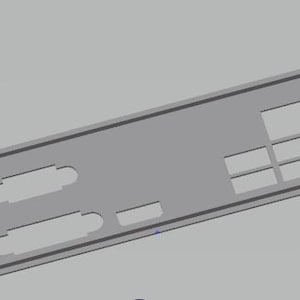 Puede incluir: Una placa trasera gris para componentes de computadora con varias formas recortadas para puertos y conectores. La placa rectangular tiene un borde elevado y está diseñada para montarse en una carcasa de computadora. El diseño incluye aberturas circulares y rectangulares.