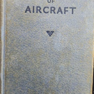 Könnte beinhalten: Ein Vintage-Buch mit dem Titel "The Observer's Book of Aircraft" mit hellblauem Einband. Der Titel ist in dunkelblauen Buchstaben gehalten, und ein kleines geometrisches Design ist unter dem Titel zentriert. Der Einband hat eine strukturierte Optik.