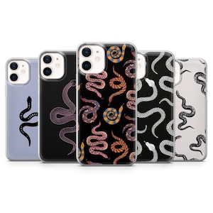Puede incluir: Cinco fundas para teléfono con diseños de serpientes. Las fundas presentan varios patrones, incluyendo serpientes en blanco y negro, rosas y coloridas sobre diferentes fondos. Las fundas están diseñadas para un smartphone.