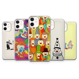 Op de afbeelding: Vijf telefoonhoesjes met kleurrijke clownontwerpen. De hoesjes tonen diverse clownillustraties, waaronder een zwart-witte clown, een clown met een rode neus en een groep clowns in verschillende outfits. De hoesjes staan in een rij, wat de verscheidenheid aan ontwerpen benadrukt.