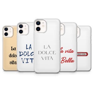 Puede incluir: Una colección de cinco fundas para teléfono con frases italianas. Las fundas son blancas, beige y transparentes. Las frases "La dolce vita" y "La vita Bella" están impresas en diferentes fuentes y colores.