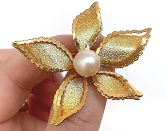 Vintage Faux Pearl Dimensional Flower Brooch Gold Tone Lapel Sweater Hat Scarf Pin Costume Wedding Jewelry Hair Accessories Bridal Bouquet