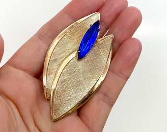 Vintage double Leaf Brooch / goldtone with beautiful blue imitation sapphire / marquise cut glass / vintage 1960s -70s lapel pin