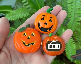 Pick-A-Pin! 1980s Vintage Jack-O’-Lantern Halloween / Collectible Holiday Pumpkin Brooch Pin / Spooky Fall Autumn Jewelry Decor