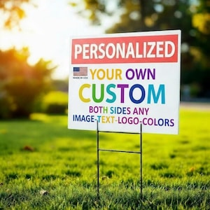 Puede incluir: Un letrero personalizado con el texto "PERSONALIZADO TU PROPIO PERSONALIZADO" en varios colores. El letrero también indica "AMBOS LADOS CUALQUIER IMAGEN-TEXTO-LOGO-COLORES" e incluye una pequeña bandera estadounidense. El letrero se muestra en un césped.