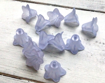 Cuentas de lirio de lucita color bígaro polvoriento, cuentas de lirio azul claro polvoriento de 18 mm, flores de lucita azul pálido, cuentas de flor de lucita azul, cuentas de lirio de lucita