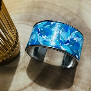 Armreif aus Metall und türkisfarbenem Polymerclay in leuchtend blauem Mosaikmuster, handgefertigt in Frankreich, Geschenk für Damen