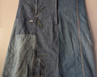 Spódnica jeansowa vintage z lat 70., ręcznie robiona, patchworkowa, z ręcznie malowanym ptakiem jaskółki | Spódnica jeansowa w stylu boho z recyklingu w kształcie litery A | Spódnica OOAK Folk Art, talia 27