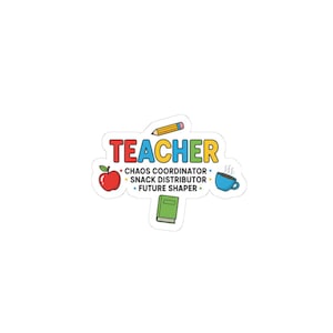 Peut inclure: Un autocollant coloré avec le mot "TEACHER" en rouge, vert et jaune. L'autocollant comprend des illustrations d'une pomme, d'un crayon, d'un livre et d'une tasse à café, ainsi que les phrases "CHAOS COORDINATOR", "SNACK DISTRIBUTOR" et "FUTURE SHAPER".