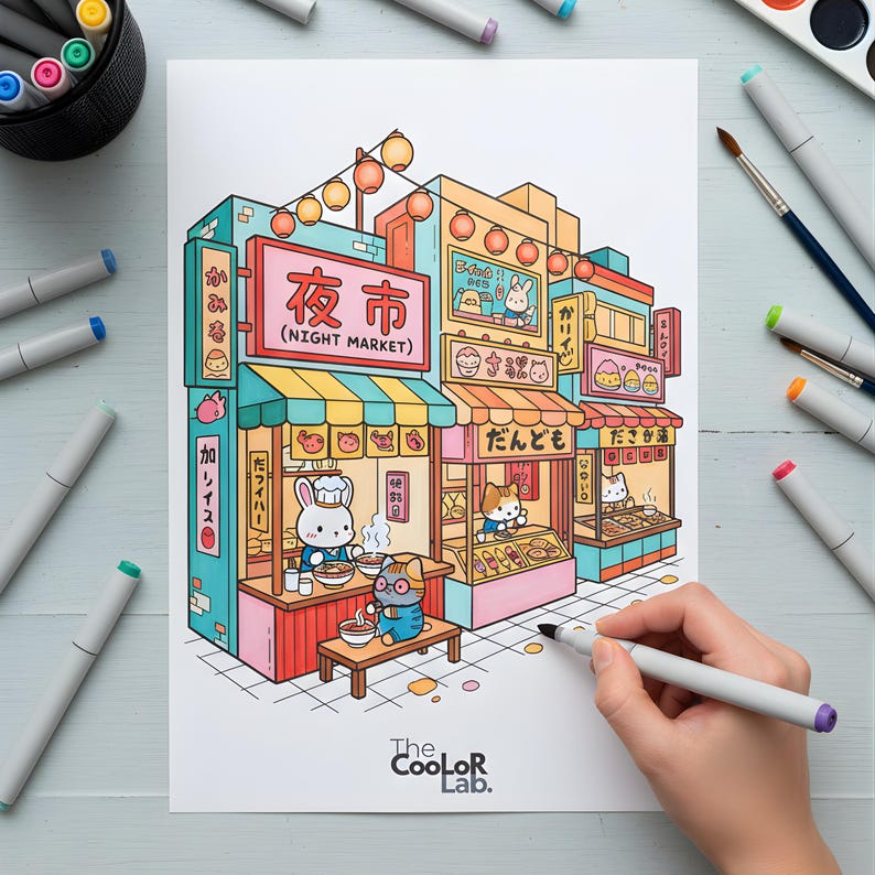 以下が含まれることがあります： 漫画の動物のキャラクターが登場する、日本の夜市のカラフルなイラスト。 「Night Market」など、日本語と英語の看板があるお店が描かれています。 手がマーカーで画像を塗り、他のマーカーや画材が近くにあります。