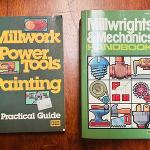 Könnte beinhalten: Drei Keramikbecher mit cremefarbener, gesprenkelter Glasur. Jeder Becher zeigt ein handgemaltes Blumenmuster in Blau-, Grün- und Gelbtönen. Die Becher haben eine schlichte, runde Form und einen bequemen Henkel.