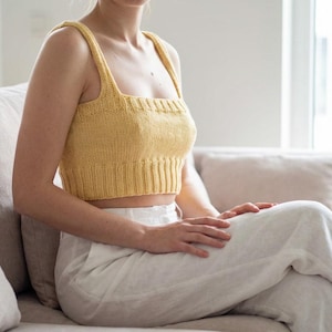 Peut inclure: Ensemble de trois mugs en céramique avec une finition mate et mouchetée. Les tasses sont de couleur crème, gris clair et gris foncé. Chaque mug a un design simple et minimaliste avec une anse arrondie.