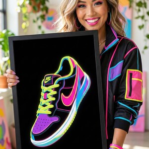 Impresión artística de zapatillas de neón - Póster de zapatillas deportivas vibrantes - Decoración de pared de zapatillas de arte pop - Arte atrevido para habitaciones de adolescentes imagen 2