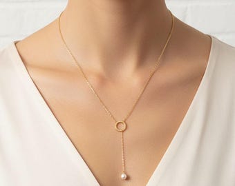 Anillo con perlas y circonitas cúbicas bañadas en oro, joyería nupcial minimalista.