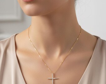 Collar con colgante de cruz de circonita cúbica bañado en oro, joyería minimalista de fe, declaración cristiana brillante