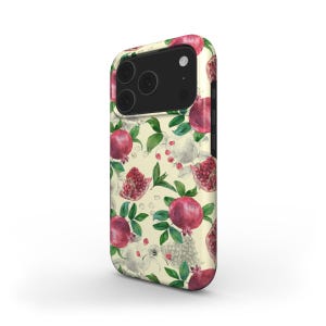 Op de afbeelding: Telefoonhoesje met een aquarelontwerp van rode granaatappels en groene bladeren op een crèmekleurige achtergrond. De hoes heeft een glanzende afwerking en een camera-uitsparing.