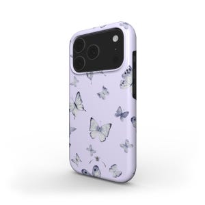 Op de afbeelding: Een lavendelkleurige telefoonhoes met een herhaald patroon van grijs-witte aquarel vlinders. De hoes heeft een glanzende afwerking en een camera-uitsparing.