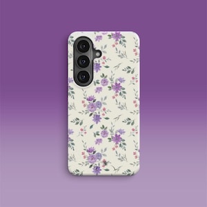 Op de afbeelding: Een rechthoekig smartphonehoesje met een crèmekleurige achtergrond en een herhalend aquarelpatroon van paarse bloemen, kleine roze knoppen en groene bladeren. Het hoesje heeft een verticale camera-uitsparing voor drie lenzen.