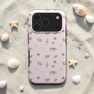 Può includere: Una tazza di ceramica bianca con manico nero e la scritta "But First, Coffee" in nero, in grassetto. La tazza è su una superficie bianca.