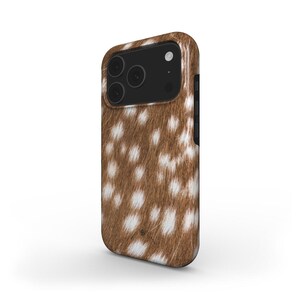 Op de afbeelding: Een telefoonhoesje met een bruin en wit gevlekt patroon. De hoes heeft een textuur, die lijkt op dierenbont. De telefoonhoes heeft een zwarte cameramodule en een zwarte zijknop.