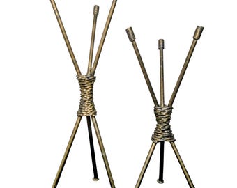 Conjunto de 2 esculturas metálicas tribales brutalistas / Trípode de varillas cruzadas envueltas en alambre