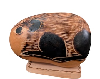 Alcancía vintage de calabaza tallada a mano con forma de roedor, arte popular peruano