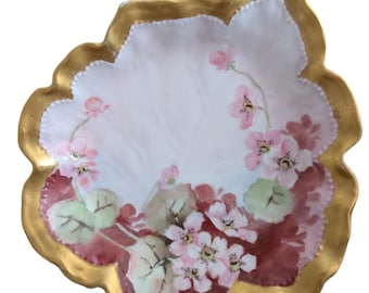 Plato antiguo OAG Royal Austria pintado a mano con motivos florales y borde festoneado dorado.